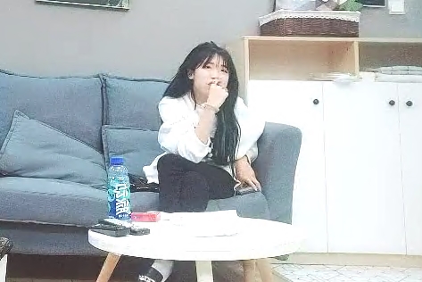 探花娇小嫩妹子沙发上互摸调情黑色丝袜骑乘转战床上扶着屁股后入