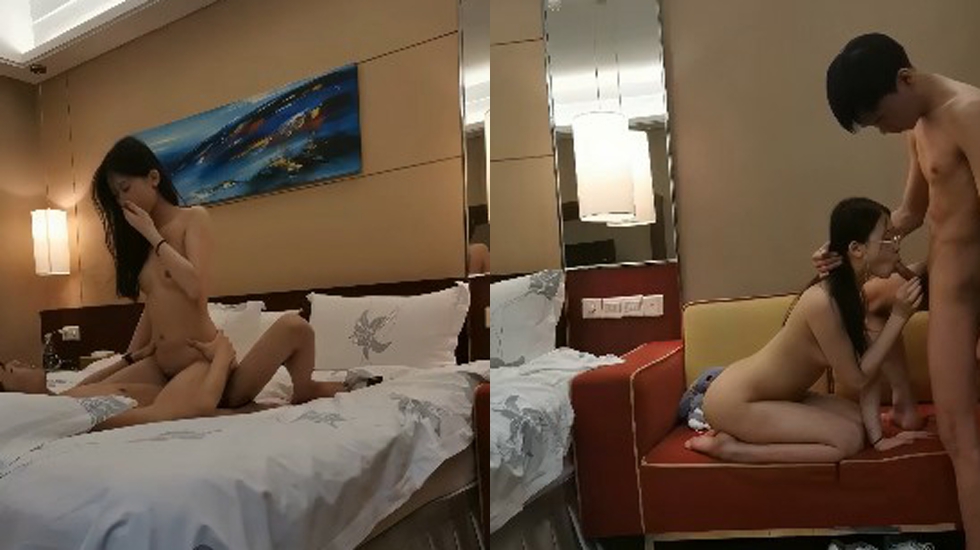 zb顶级美腿清纯眼镜美女外表纯纯却骚的很坐在身上各种摸吸吮大屌妹子很享受骑乘抱着屁股猛顶