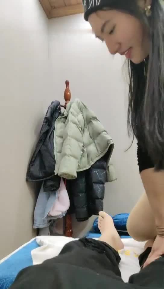 大陆剧情巨乳妹特约性按摩师全裸推油扣穴无套爆操