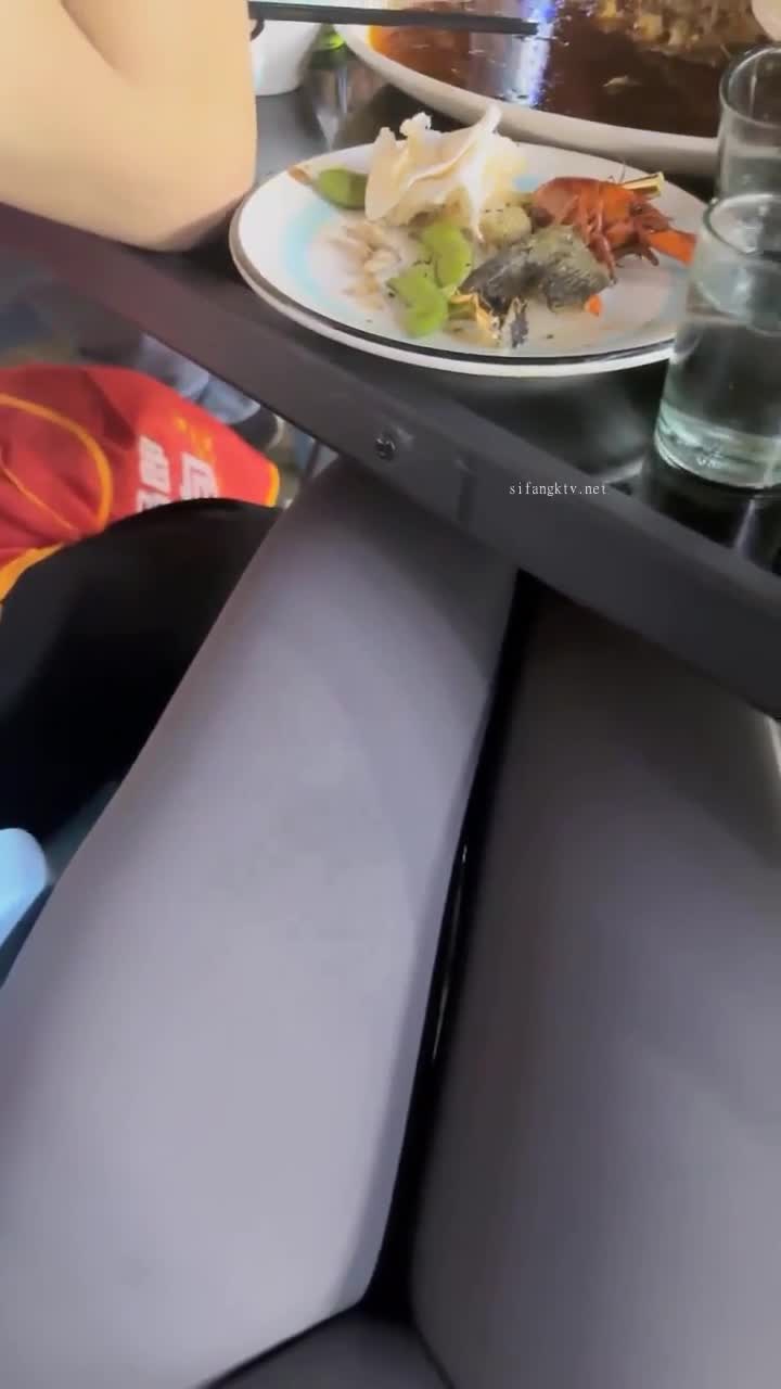 ❤️√两男一女晚上吃烧烤摸鸡鸡 迫不及待回宿舍3P大战 场面很淫荡~舌吻吃鸡 舔穴抠逼 简直不要不要的3