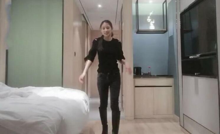 紧身牛仔裤长腿气质美女逼都要被胖哥舔肿了各种姿势激烈抽插干完一次累了抽根烟后继续干又骚又浪起国语