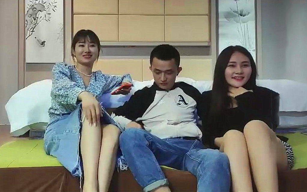 招牌双飞大战牛仔长裙美女浴室一起洗澡三人互舔操完一个再换下一个