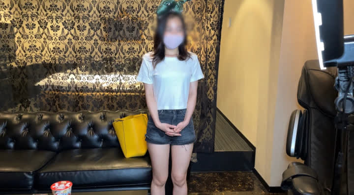 FC2-3074493 初撮影！経験人数2人で大好きな彼氏と旅行帰りの後に内緒で見知らぬおじさんと超可愛い娘がハメハメ！先に帰宅した大好きな彼氏と生電話中に