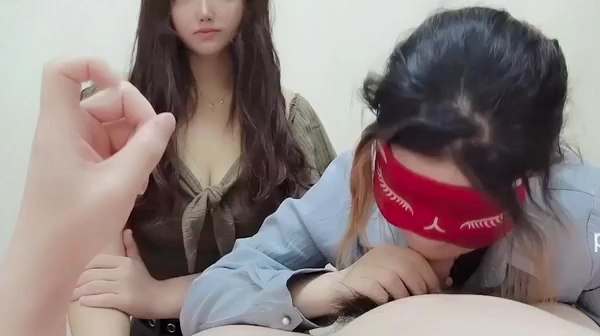 双飞猜猜哪个口活好02年的紧致操一个吃一个胸爽歪歪