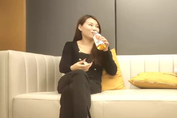 精品外围小姐姐一对大胸真闪亮沙发性爱