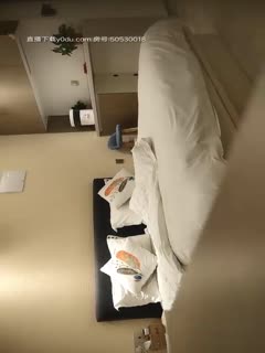 1哥全国探花约了个萌妹子沙发互摸调情，抬腿侧入抽插后入上位骑乘猛操