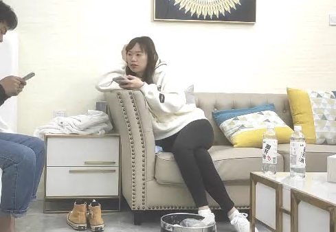 休学中大学妹子带上眼镜挺斯文苗条身材贫乳跪着猛吸屌翘起屁股后入爆插