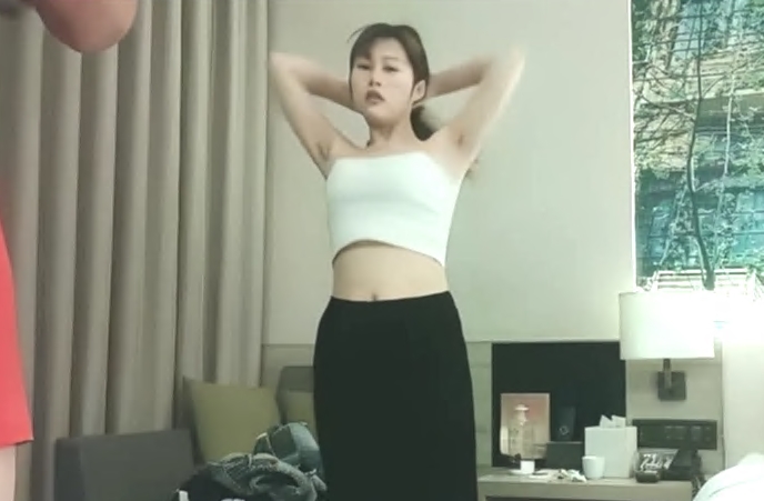 21岁甜美外围女神裸体相拥转圈圈激情啪啪过程中偷摘套小姐姐气得够呛怒斥