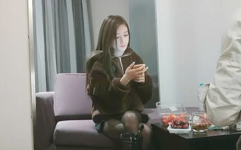 几万现金桌上摆老金口才了得忽悠妹子开心屌太大插得妹子捂肚子求饶