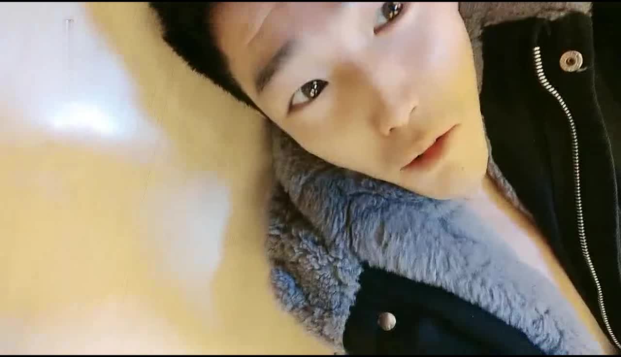 变态男为了收益不惜约土豪粉丝酒店爆插自己性感漂亮的美女老婆,沙发上干的呻吟浪叫,自己在旁边拍摄,逼要操肿.国语!