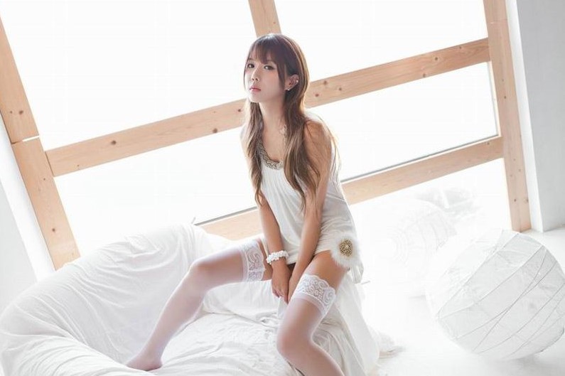 人妻杀手白哥约啪白丝风骚小少妇阴毛浓密阴唇一大一小还算粉嫩