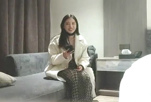 美腿长裙坐身上揉胸蹲在地上吸吮大屌埋头舔逼低吟交叉姿势爆插小穴