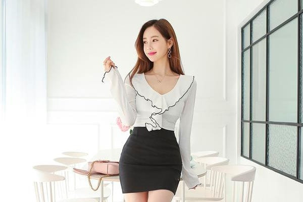 这个长得是真好看啊好看又骚大鸡巴配骚逼真是极品中的极品把她屁股撞烂不可