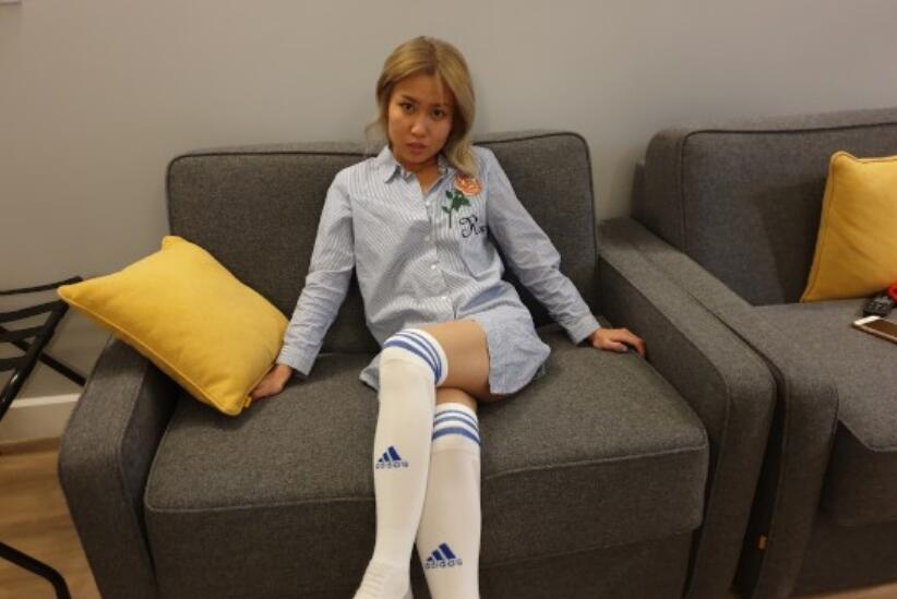 少妇李小玉家中寂寞自慰邻居破门而入激情大战