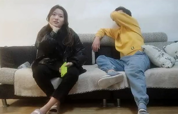 冒险雷探花约草超极品的小少妇颜值很高沙发上调情揉奶抠逼吃奶子对着镜头各种抽插爆草浪荡呻吟秒硬了