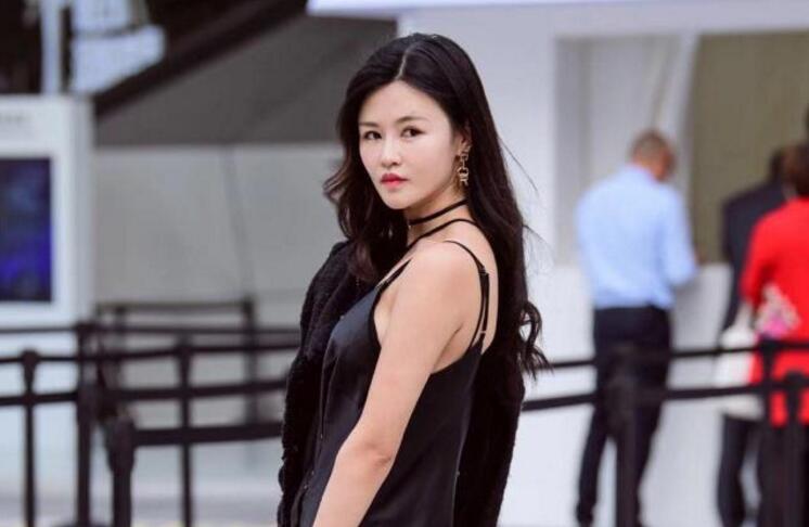 牛仔裤黑丝袜非常骚的妹子玩的开各种体位爆草抽插呻吟浪叫不止给妹子累坏了