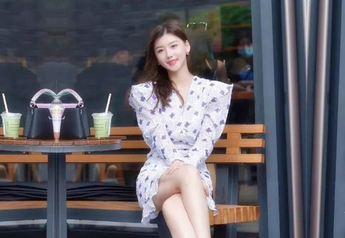 酒店勾搭上门按摩小妹涉世未深一会儿被忽悠脱光口交呻吟刺激