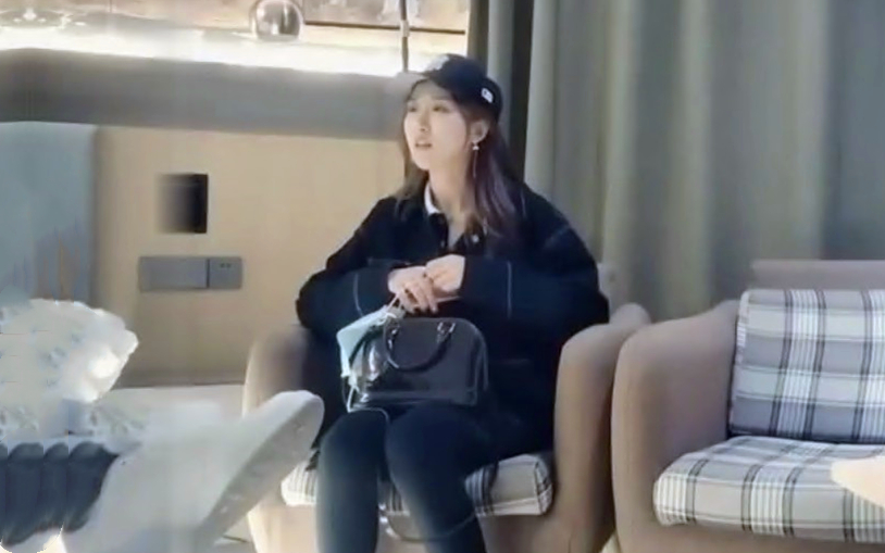 操的太激烈美女痛的捂着肚子挣扎