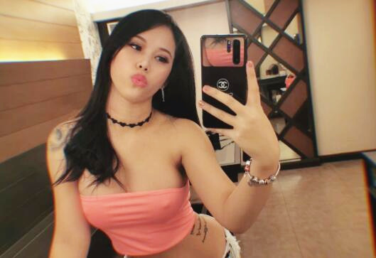 最新圆爆乳丰臀留学生网红雪格格蒙眼被男友朋友无套爆操发现后3P一起干轮干中出内射