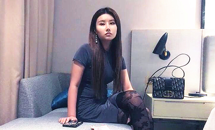 风骚模特外围女神来袭文轩上场沙发上花样啪啪极品尤物娇喘不止