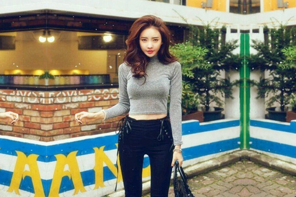 新人纹身小哥约炮身材苗条美乳少妇太紧张没有射出来让加钟打飞机