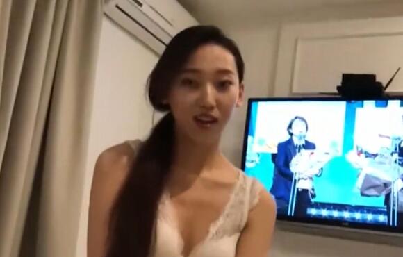 高挑性感校花級學妹酒店兼職服務大款哥各種體位配合邊操邊自拍浪叫聲不斷