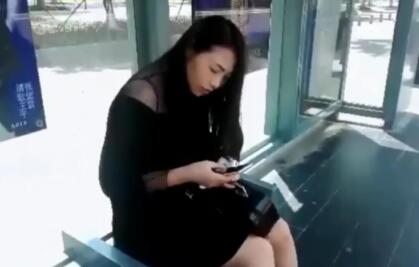 深圳上班的气质漂亮打工妹等公交车时被专搞美女的老外搭讪套路后带回家啪啪