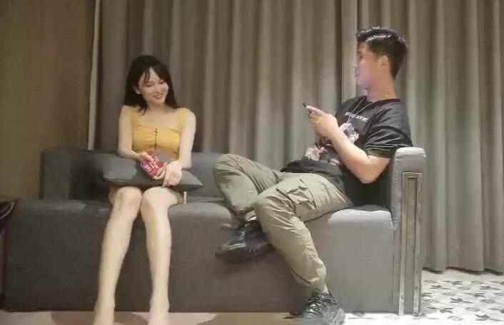 小宝寻花黄衣甜美非常瘦妹子酒店啪啪沙发舔弄调情上位摩擦侧入猛操呻吟娇喘非常诱人