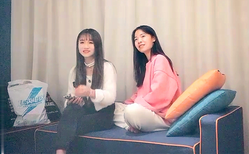 约了两个萌妹子玩双飞一起舔弄上位骑乘轮流操搞完双飞留一个继续操