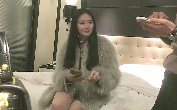 高颜值性感御姐撩起短裙摸逼深喉大力抽插猛操