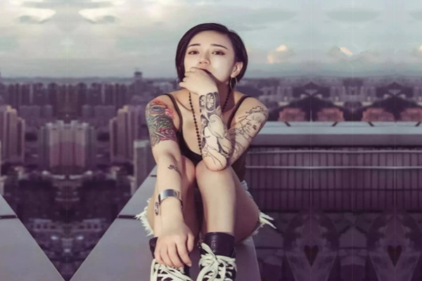 漂亮小姐姐闺房里激情啪啪浓情蜜意玩得好开心美乳翘臀这身材值得狂干一番