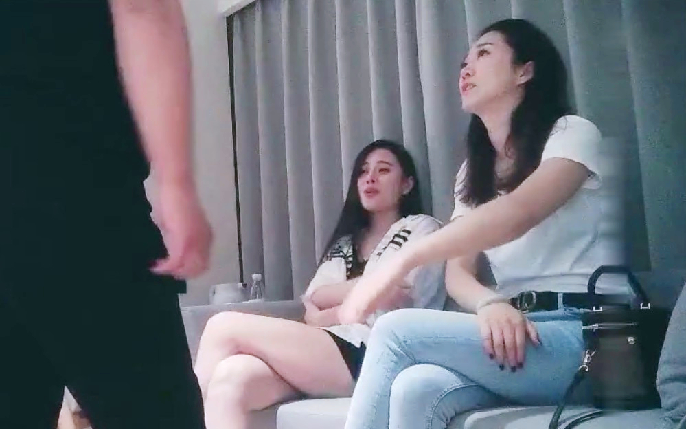 3P名场面小哥找了俩丰满的韵味少妇骚货轮流打炮想干谁就干谁交叉着干另一个在后边推着他屁股喊着用力啊加油啊发射了