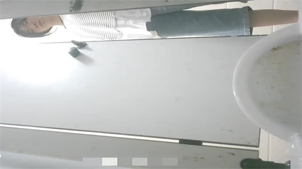 厕所偷拍新流出全景第三弹，偷窥视角刺激无限！