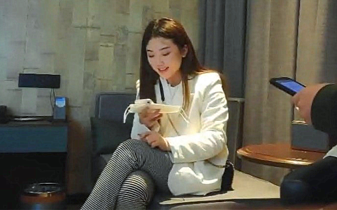 脸蛋儿清纯又甜美性格非常温柔的妹子没想到整个手臂都有纹身