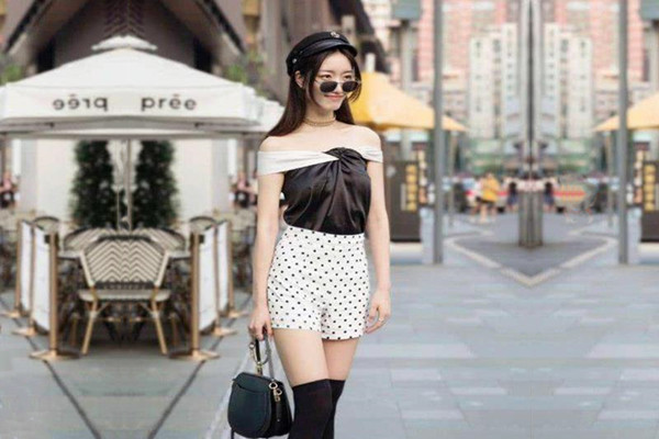 今晚约操马尾辫风骚御姐沙发上操逼开档黑丝后入猛怼