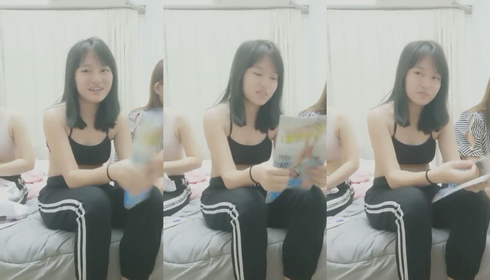 金链哥搞来三个嫩妹子回宿舍脱光衣服挑了两个漂亮的玩