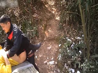 男女登山步道性慾來雙雙脫褲緊黏