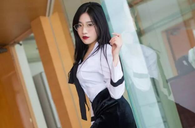 超好身材公司小秘书野外露乳诱惑迫不及待到酒店推倒扒下短裤猛插不过瘾到洗手间镜子前继续真是浪