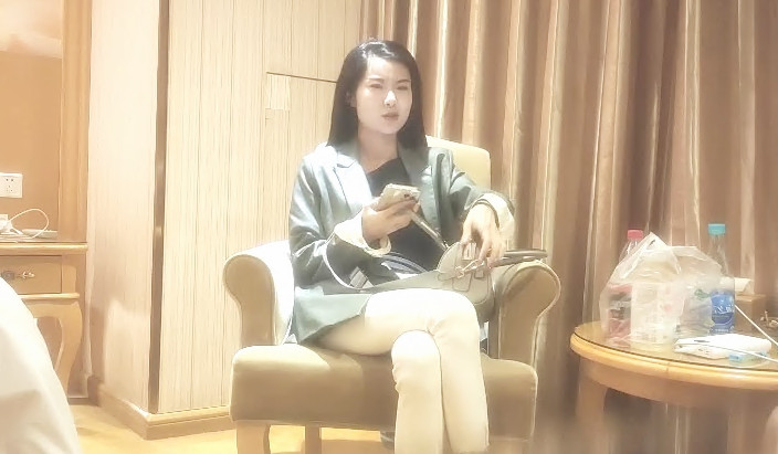 青春校园外围女神刚下海没多久都被干完了差点发现被偷拍