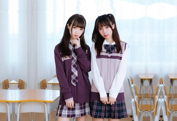 足交乳交一顿操作劈开腿上位骑乘新姿势还有个女的后面推屁股