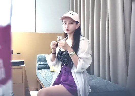 紫色小短裙鸭舌帽外围女神骑在身上极品美腿穿上连体网袜乳推舔背享受一番再开始操扛起双腿爆操小骚逼