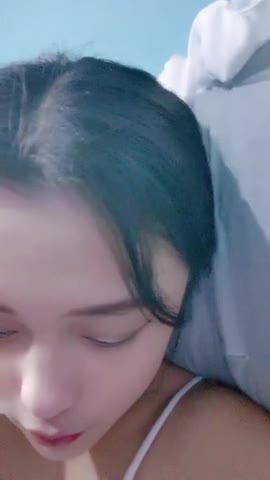 清纯卡哇伊18萝莉嫩妹 ，白色小吊带，厕所怼着小穴特写尿尿，给小男友口交，骑乘爆操，从下往上视角拍摄 new