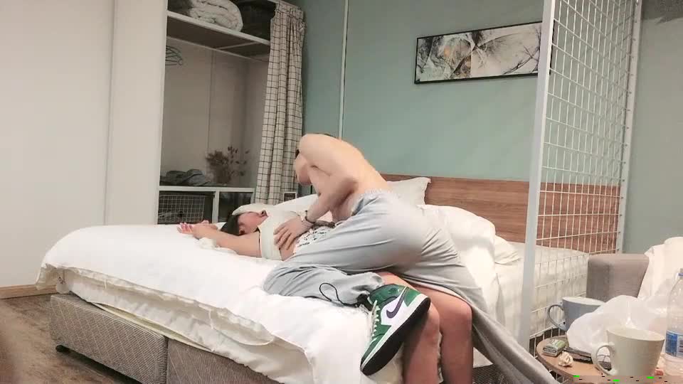 泡良最佳教程，完整版未流出，【哥不是那样人】，23岁良家小白领，被小帅哥迷得神魂颠倒，几下就推到