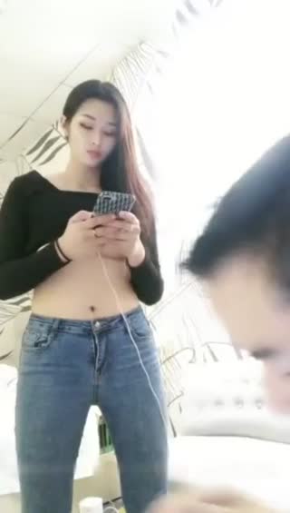 老哥越南约了个高颜值苗条妹子再来第二炮 骑乘后入站立抽插大力猛操非常诱人