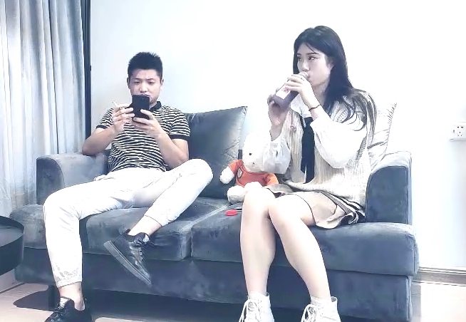 168CM美腿小妞笑起来舔一脸呆萌扒掉裙子内裤蹲着吸屌活很不错小伙太猛连续搞了两炮