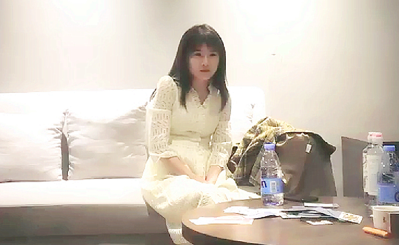 长裙少妇穿上连体网袜骑乘连干两炮