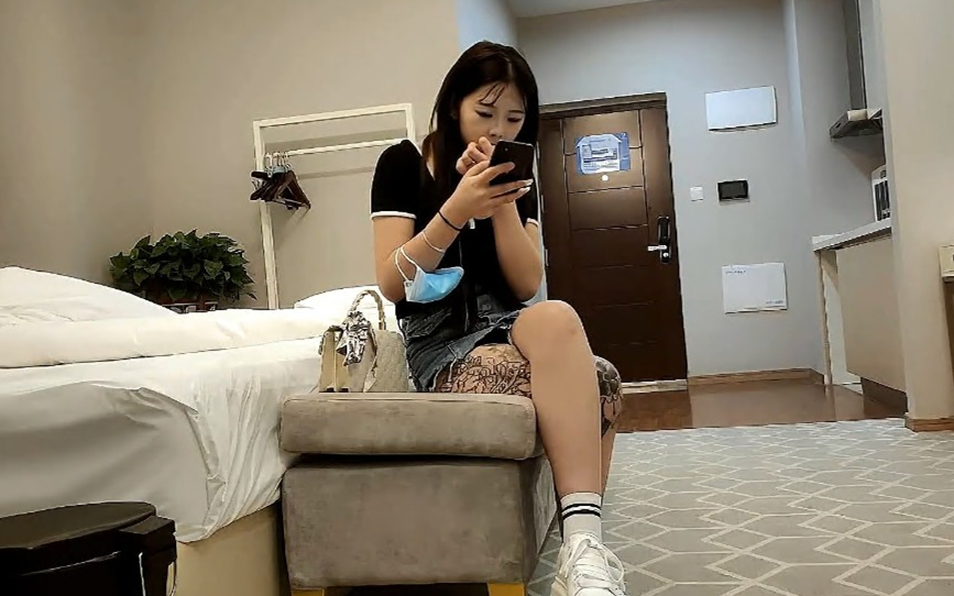 牛仔短裤腿上纹身大奶妹掐着脖子后入抽插猛操