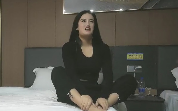 今晚2700足疗店约女神165身高23岁未婚胸大腿长带回酒店门票138精彩不断