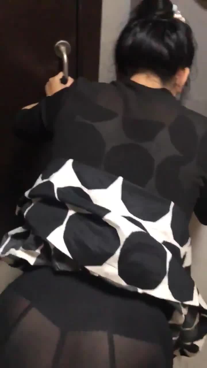 新撩一个少妇，3个孩子的妈妈说过来我公司找我。带去一层没人的厕所开着水龙头操，人妻呻吟起来像妩媚皇后，好听