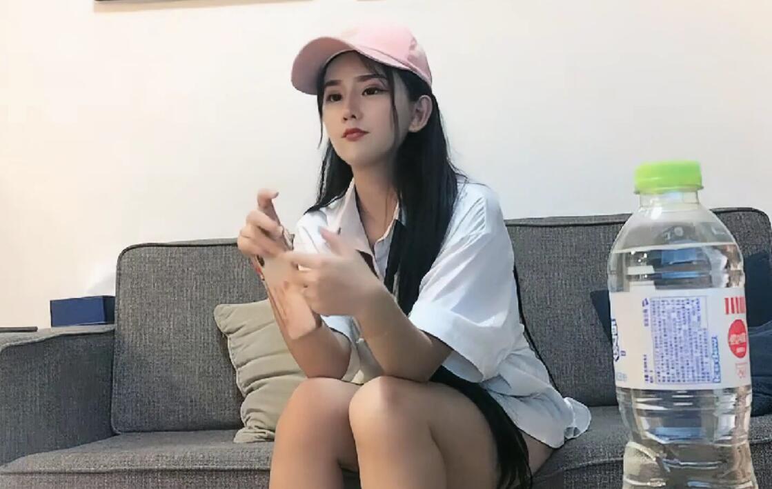 午夜寻花粉色鸭舌帽衬衣纹身妹子舌吻自摸沙发上操特写口交猛操呻吟